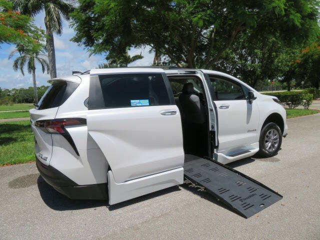 2023 Toyota Sienna XLE 8-Passenger
