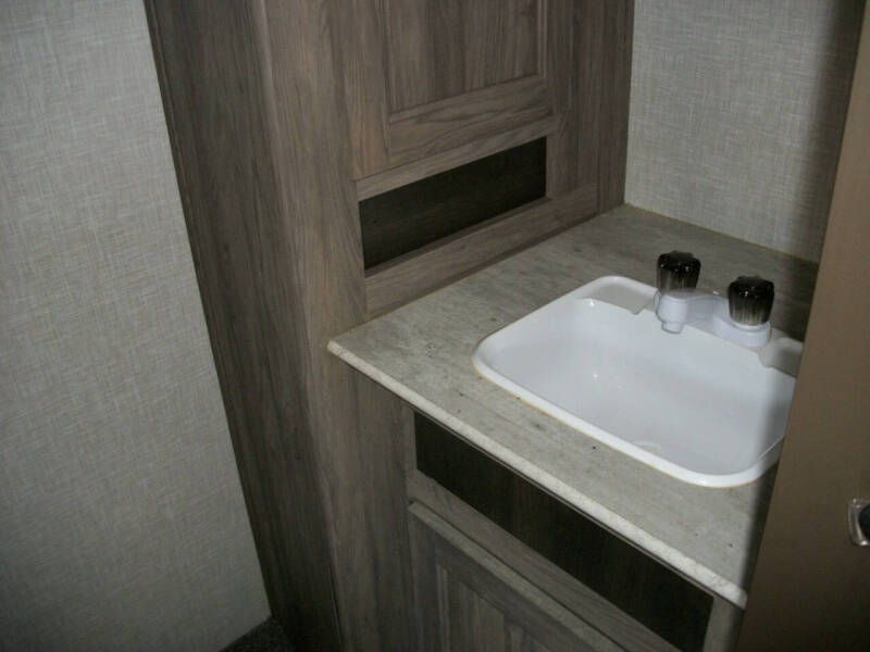 2022 Crossroads RV Zinger 18RB