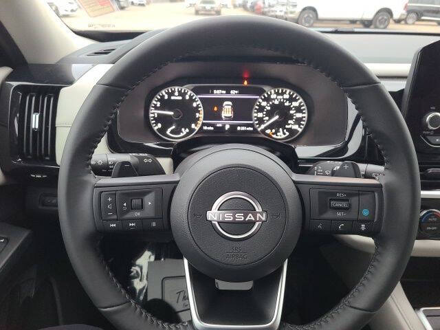 2025 Nissan Pathfinder SV