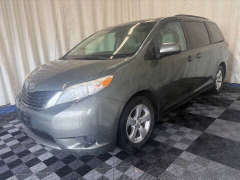 2013 Toyota Sienna LE 8-Passenger
