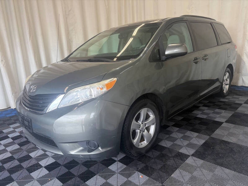 2013 Toyota Sienna LE 8-Passenger