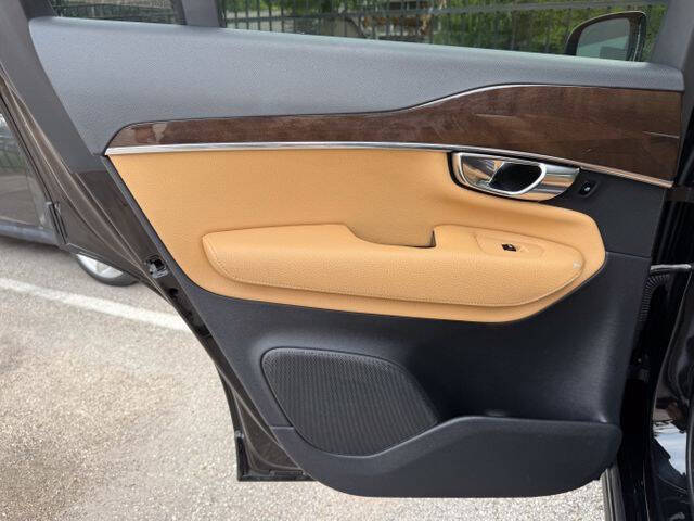 2016 Volvo XC90 T6 Momentum