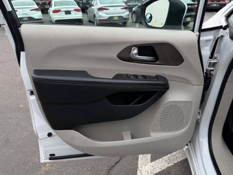 2022 Chrysler Voyager LX