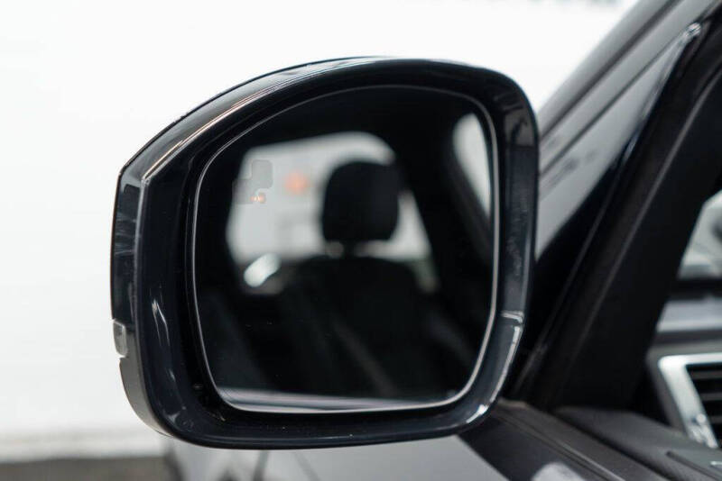 2023 Land Rover Discovery P300 S R-Dynamic