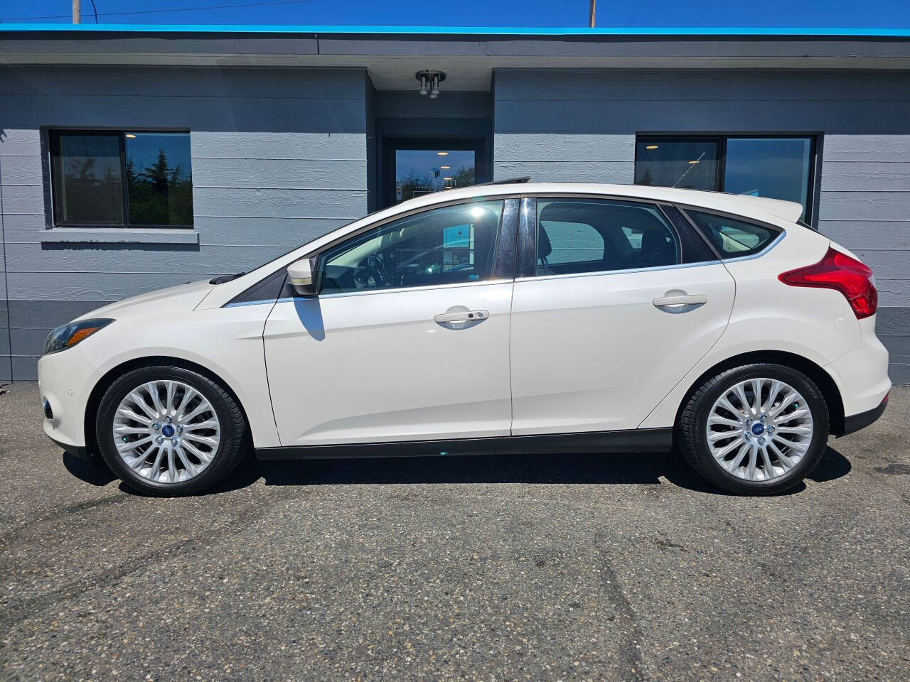 White Platinum Metallic Tri-Coat 2012 Ford Focus Titanium Titanium 4dr Hatchback 2