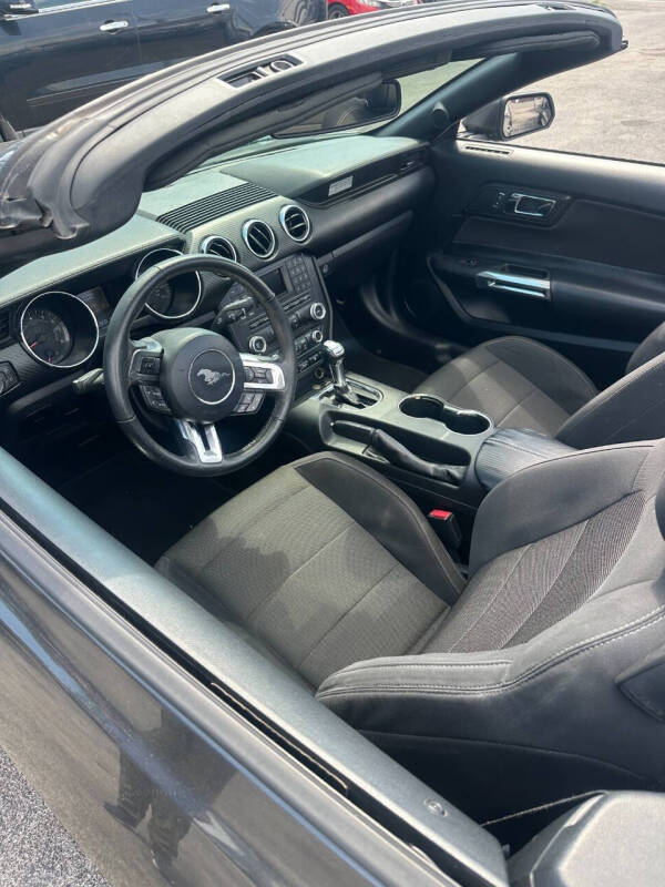 2017 Ford Mustang V6 - Photo 9