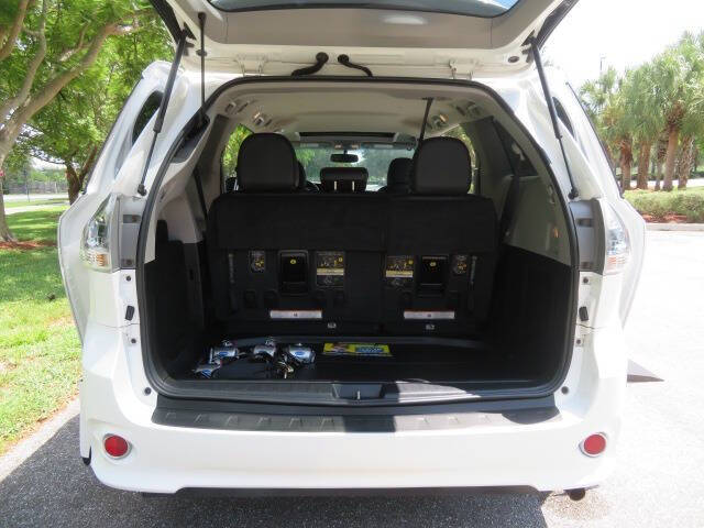 2017 Toyota Sienna SE Premium 8-Passenger