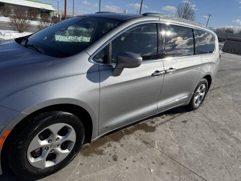 2017 Chrysler Pacifica Touring-L Plus