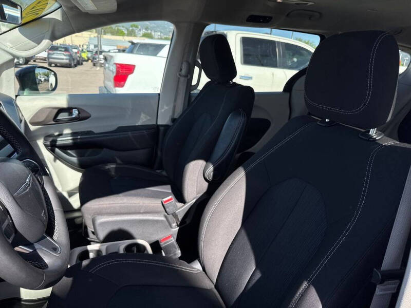 2022 Chrysler Voyager LX