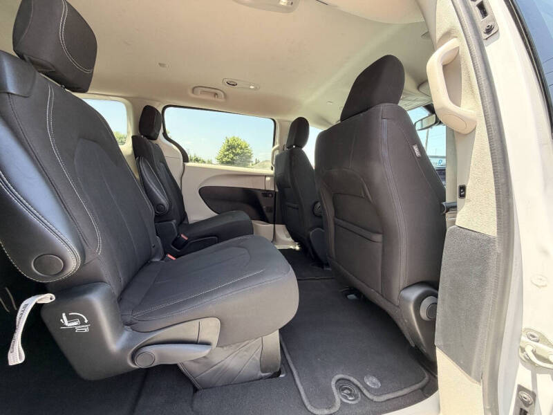 2023 Chrysler Voyager LX