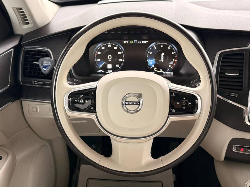 2020 Volvo XC90 T6 Momentum 6-Passenger