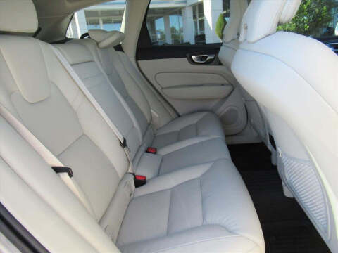 2022 Volvo XC60 B5 Momentum