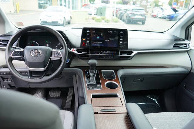 2021 Toyota Sienna LE 8-Passenger