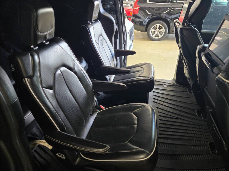 2020 Chrysler Pacifica Limited Red S