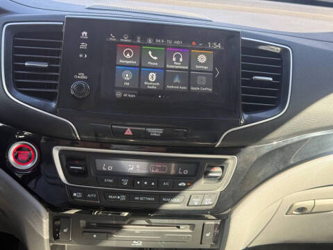 2021 Honda Pilot Touring w/Rear Captain's Chairs