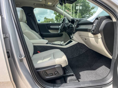 2025 Volvo XC40 B5 Plus Bright Theme