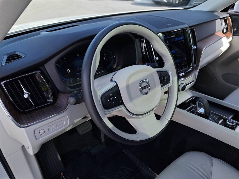 2022 Volvo XC60 Recharge T8 Inscription Expression