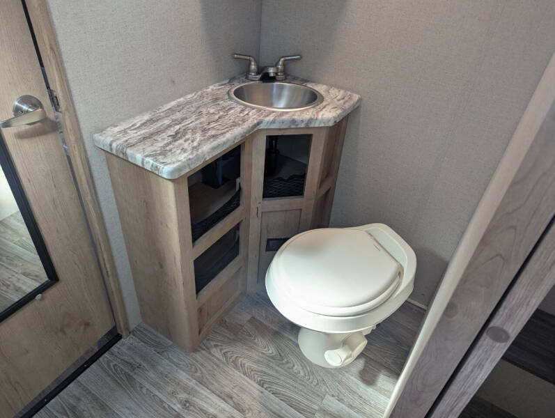 2020 Winnebago Micro Minnie 2405RG / 26ft