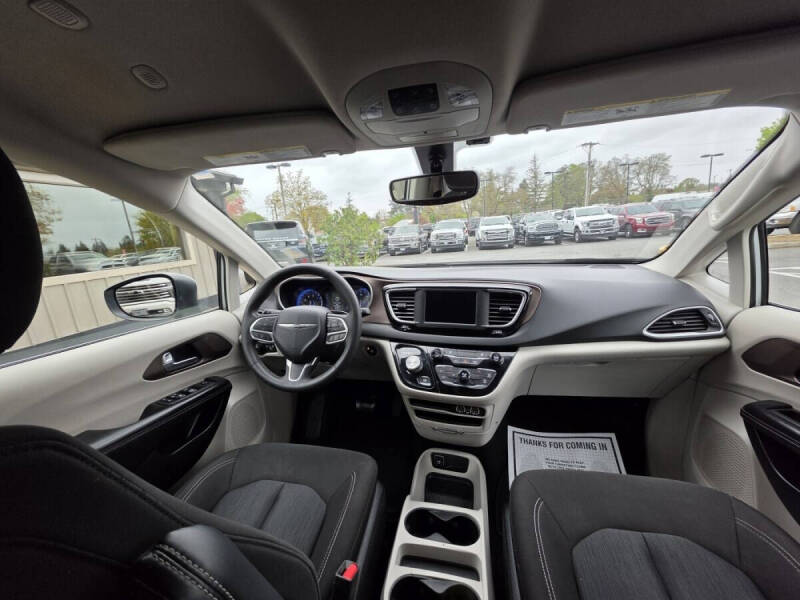 2022 Chrysler Voyager LX