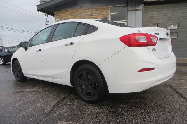 2017 Chevrolet Cruze LS photo 3