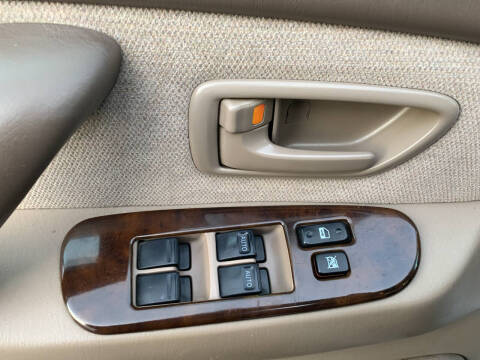 2004 Toyota Sequoia SR5