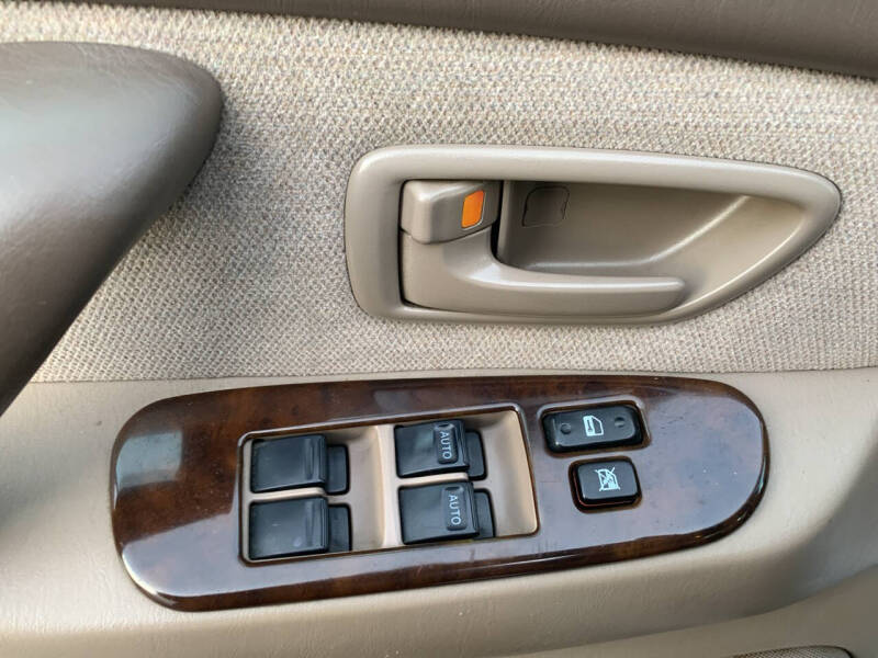 2004 Toyota Sequoia SR5