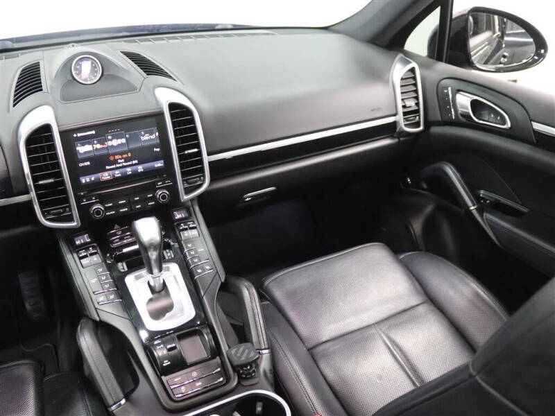 2017 Porsche Cayenne Platinum Edition