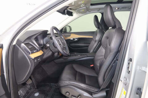 2022 Volvo XC90 T6 Momentum 7-Passenger