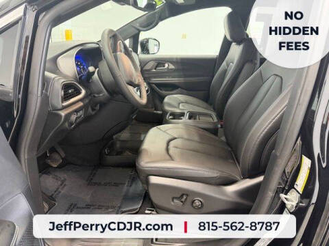 2027 Chrysler Pacifica Select
