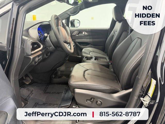 2027 Chrysler Pacifica Select