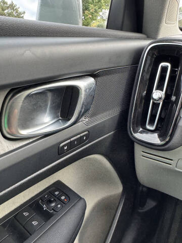 2024 Volvo XC40 B5 Plus Bright Theme