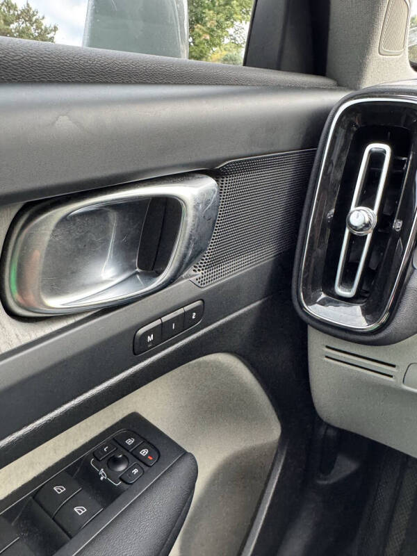 2024 Volvo XC40 B5 Plus Bright Theme