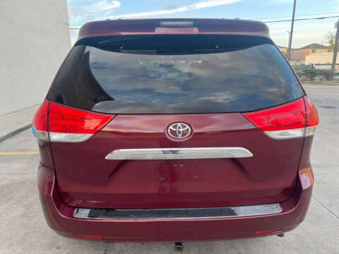 2011 Toyota Sienna LE 8-Passenger