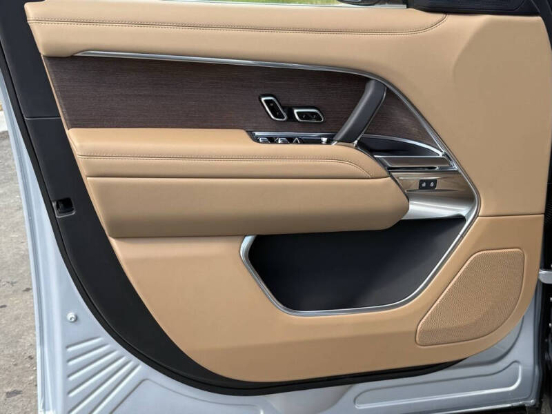 2025 Land Rover Range Rover P550e SE