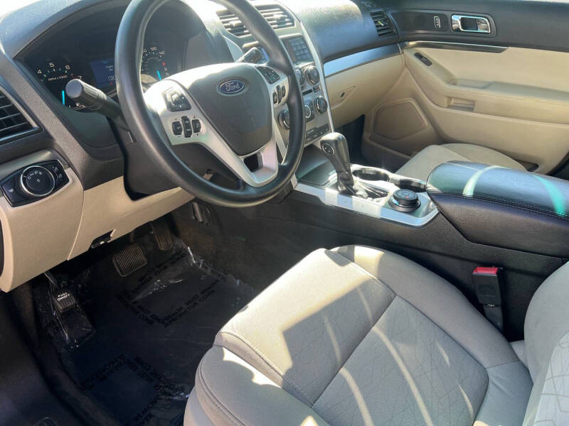 2015 Ford Explorer Base photo 18