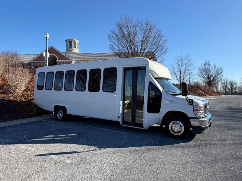 2021 Ford E-450 28 Passenger