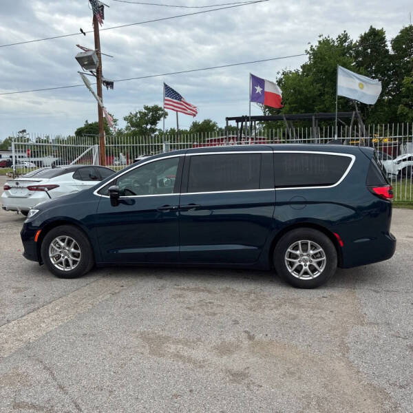 2025 Chrysler Pacifica Select