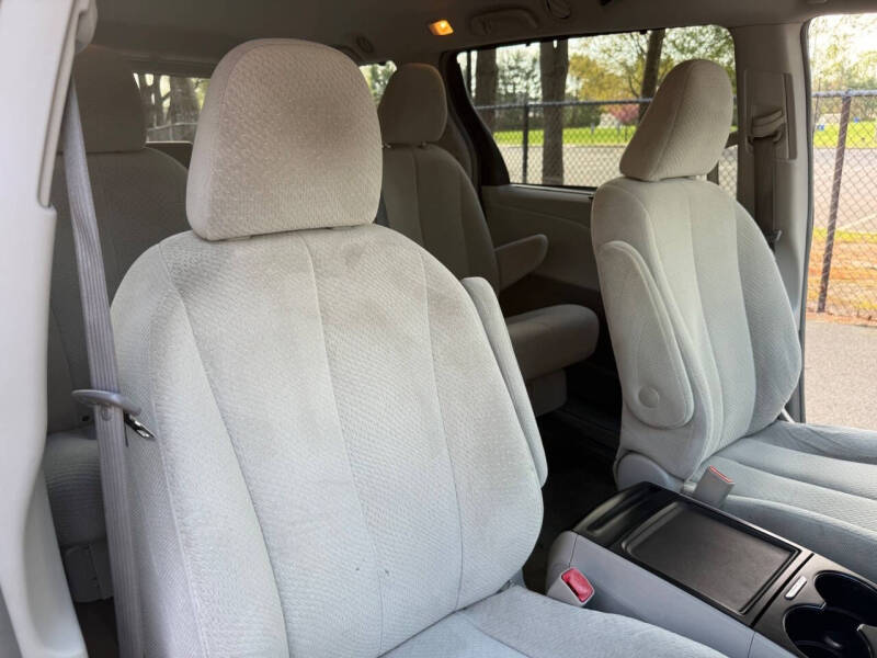 2014 Toyota Sienna LE Mobility 7-Passenger