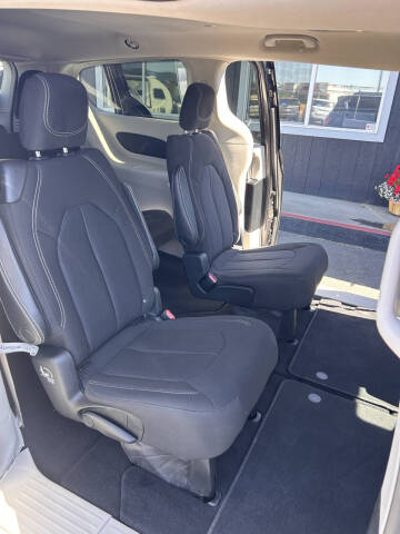 2020 Chrysler Voyager LX