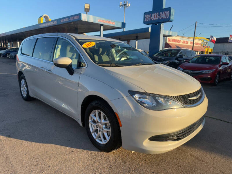 2017 Chrysler Pacifica for sale at Auto Selection of Houston in Houston TX