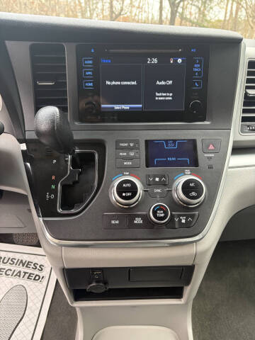 2017 Toyota Sienna LE 7-Passenger Auto Access Seat