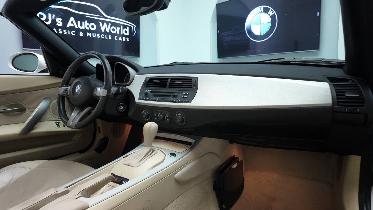 2005 BMW Z4 39