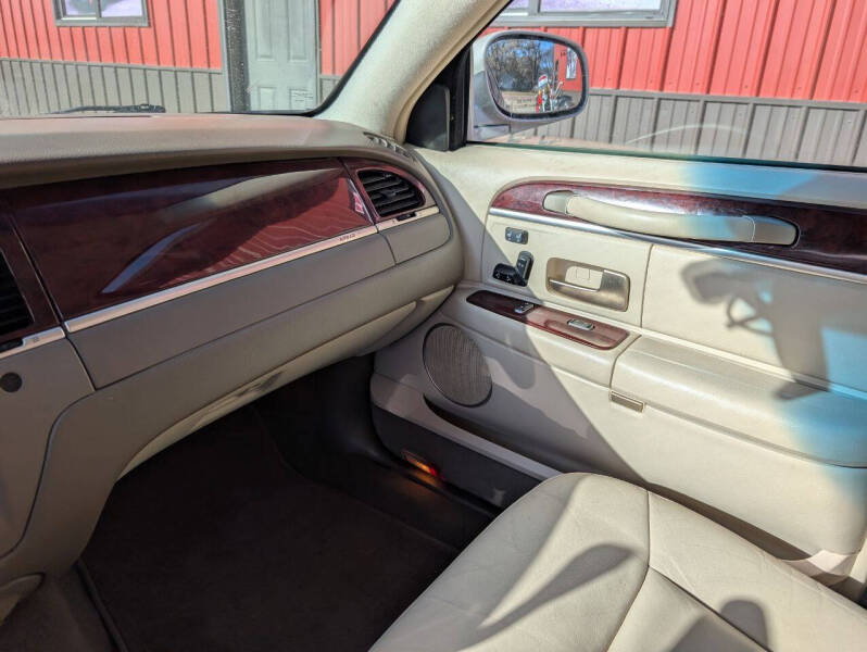 2005 Lincoln Town Car Signature Limited