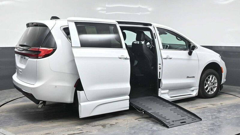 2025 Chrysler Pacifica Select