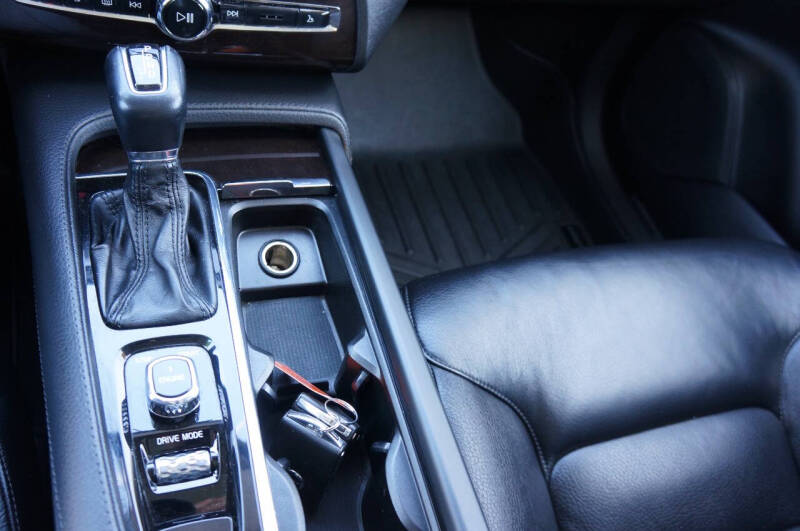 2016 Volvo XC90 T6 Momentum