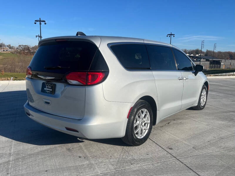 2022 Chrysler Voyager LX