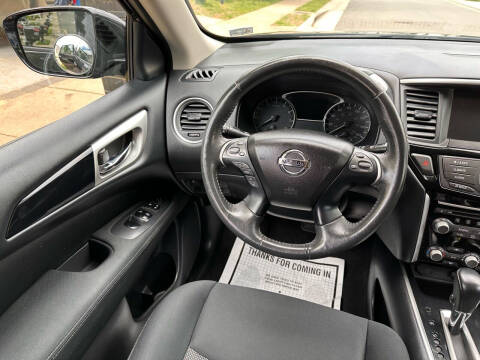 2017 Nissan Pathfinder SV