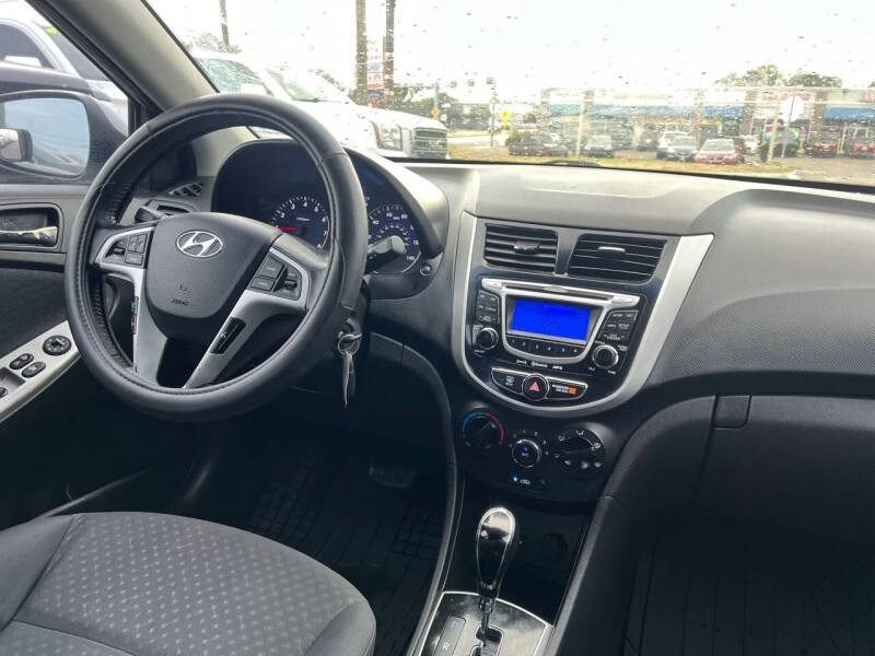 2013 Hyundai Accent SE