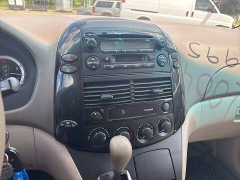2004 Toyota Sienna LE 7 Passenger