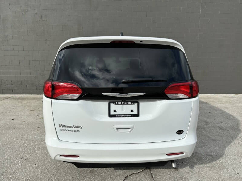 2022 Chrysler Voyager LX
